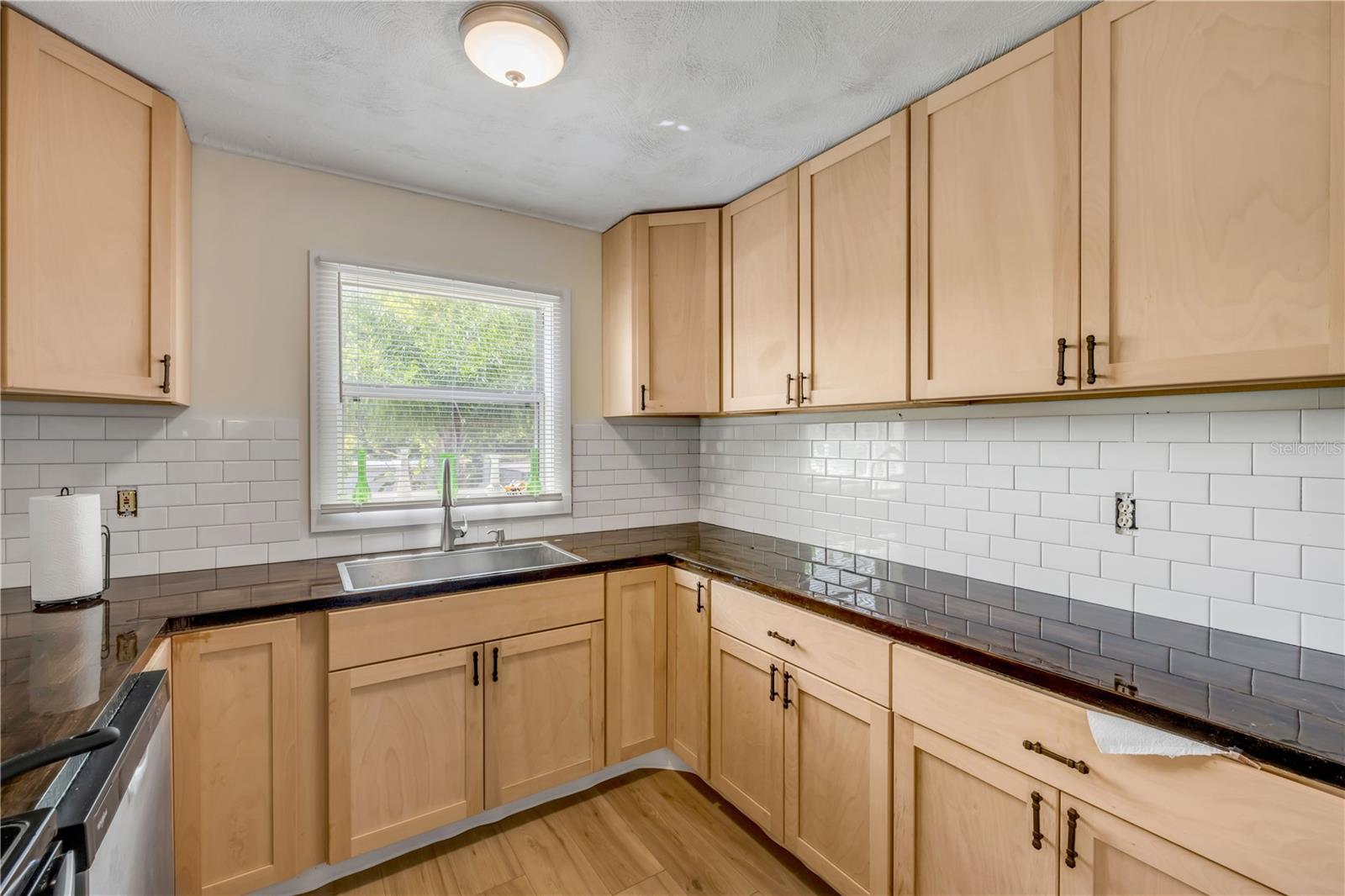 Image 16 of 33 For 1051 June Terrace