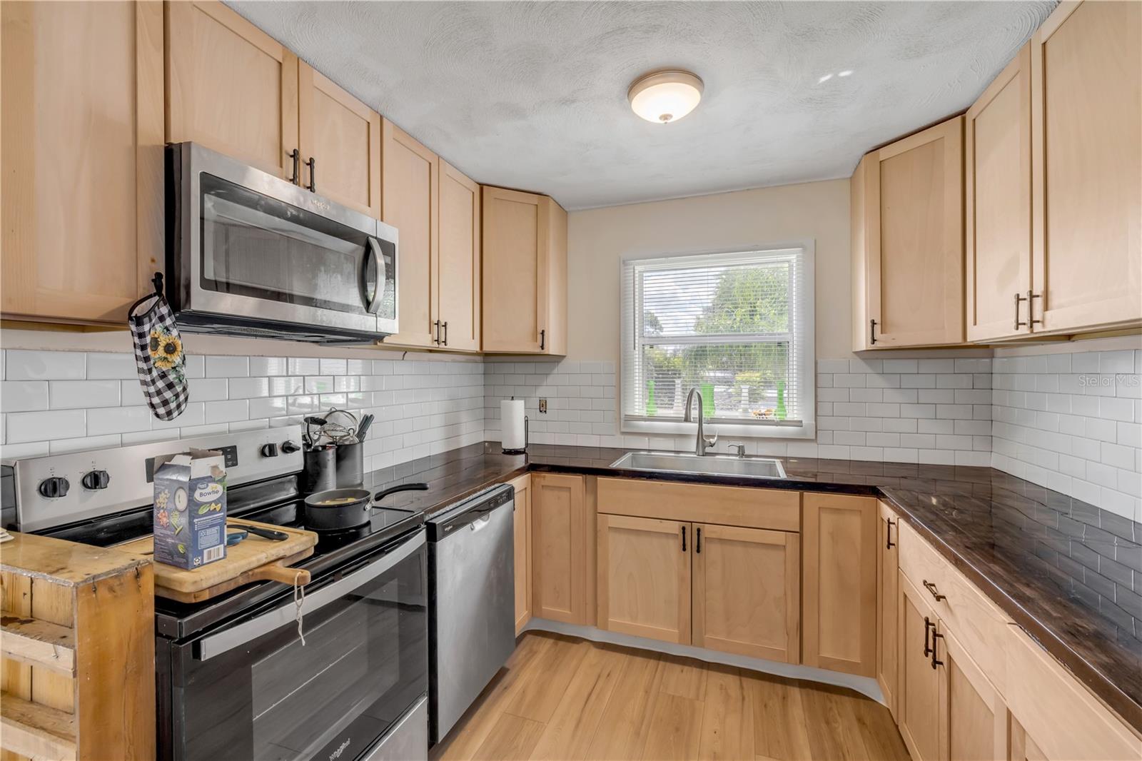 Image 17 of 33 For 1051 June Terrace