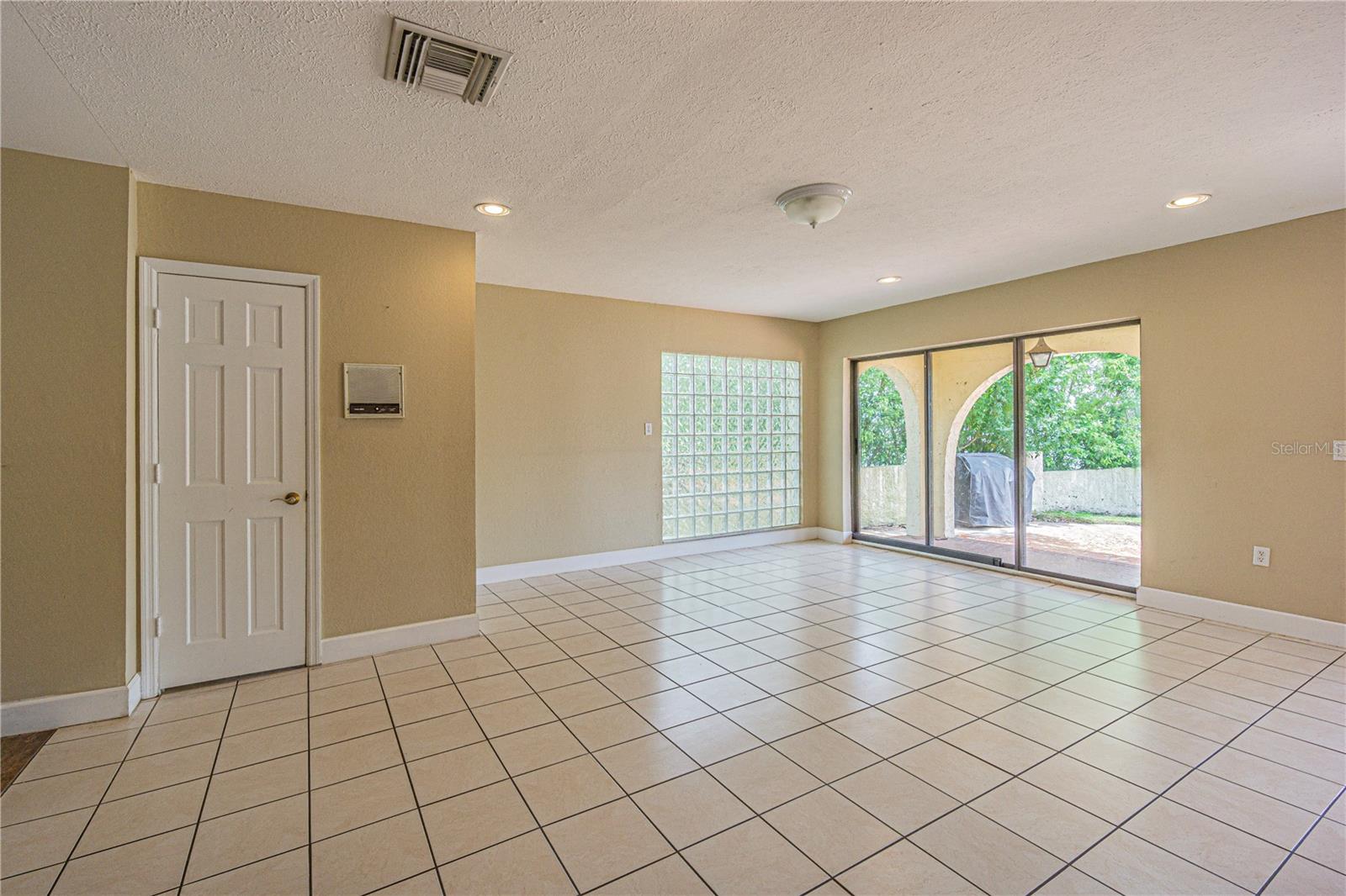 Image 16 of 44 For 18129 Crawley Road 1