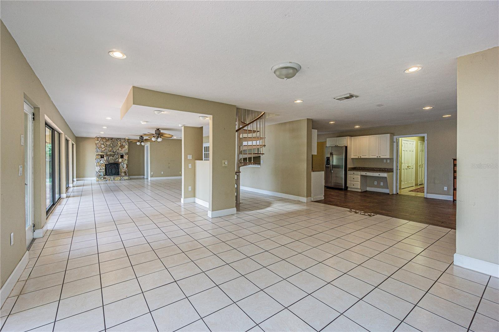 Image 17 of 44 For 18129 Crawley Road 1