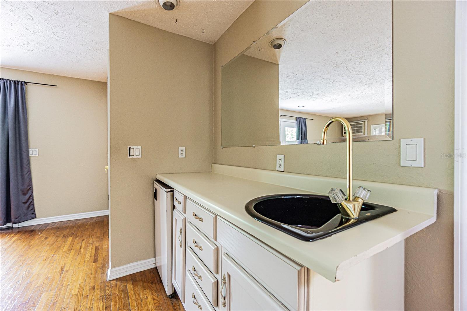 Image 21 of 44 For 18129 Crawley Road 1