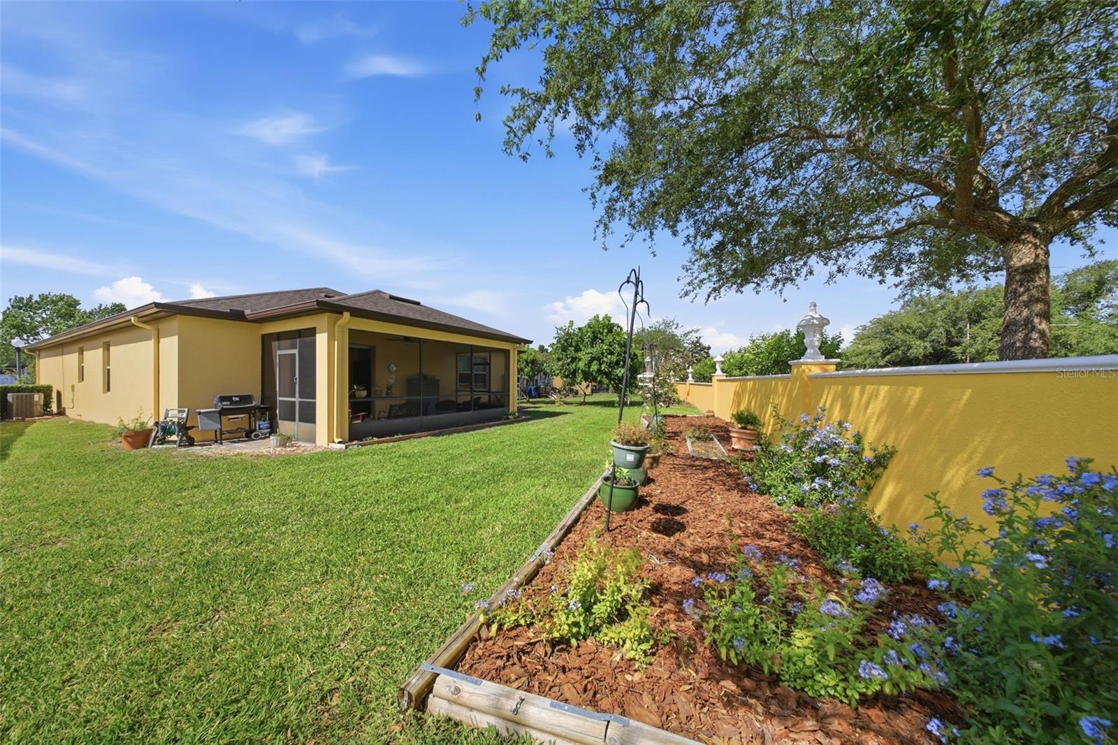 Listing photo id 18 for 1670 Regal River Circle