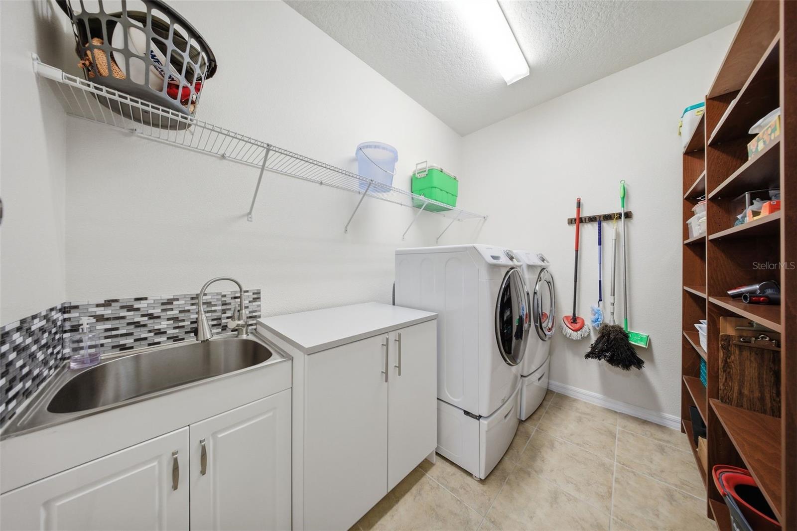 Listing photo id 4 for 1670 Regal River Circle