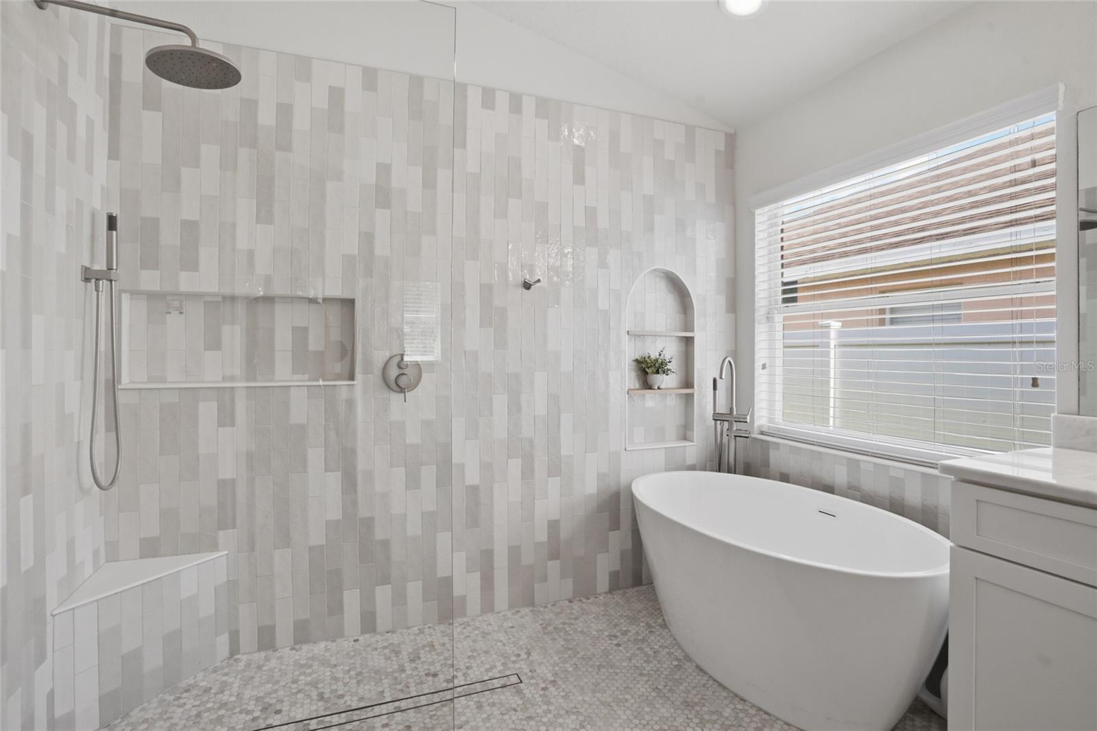 Image 8 of 57 For 207 Tavestock Loop