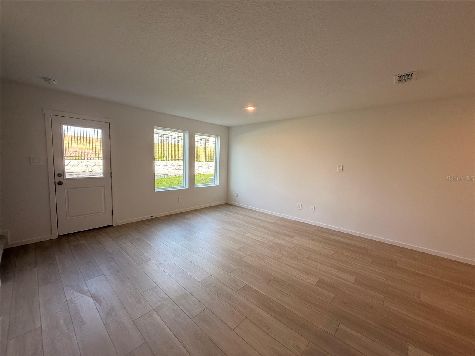 Image 3 of 29 For 868 Lynx Street
