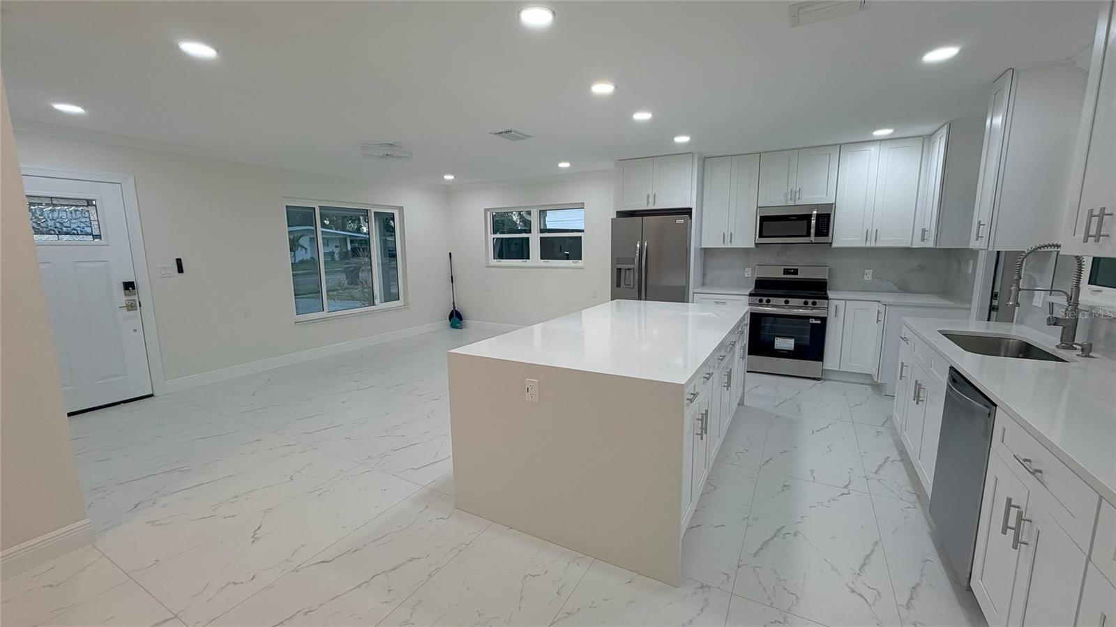 Image 6 of 10 For 3727 Overlook Drive Ne