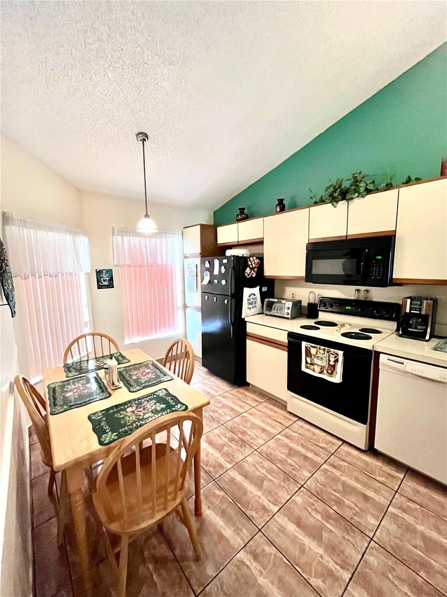 Image 12 of 43 For 29 Lakepointe Circle