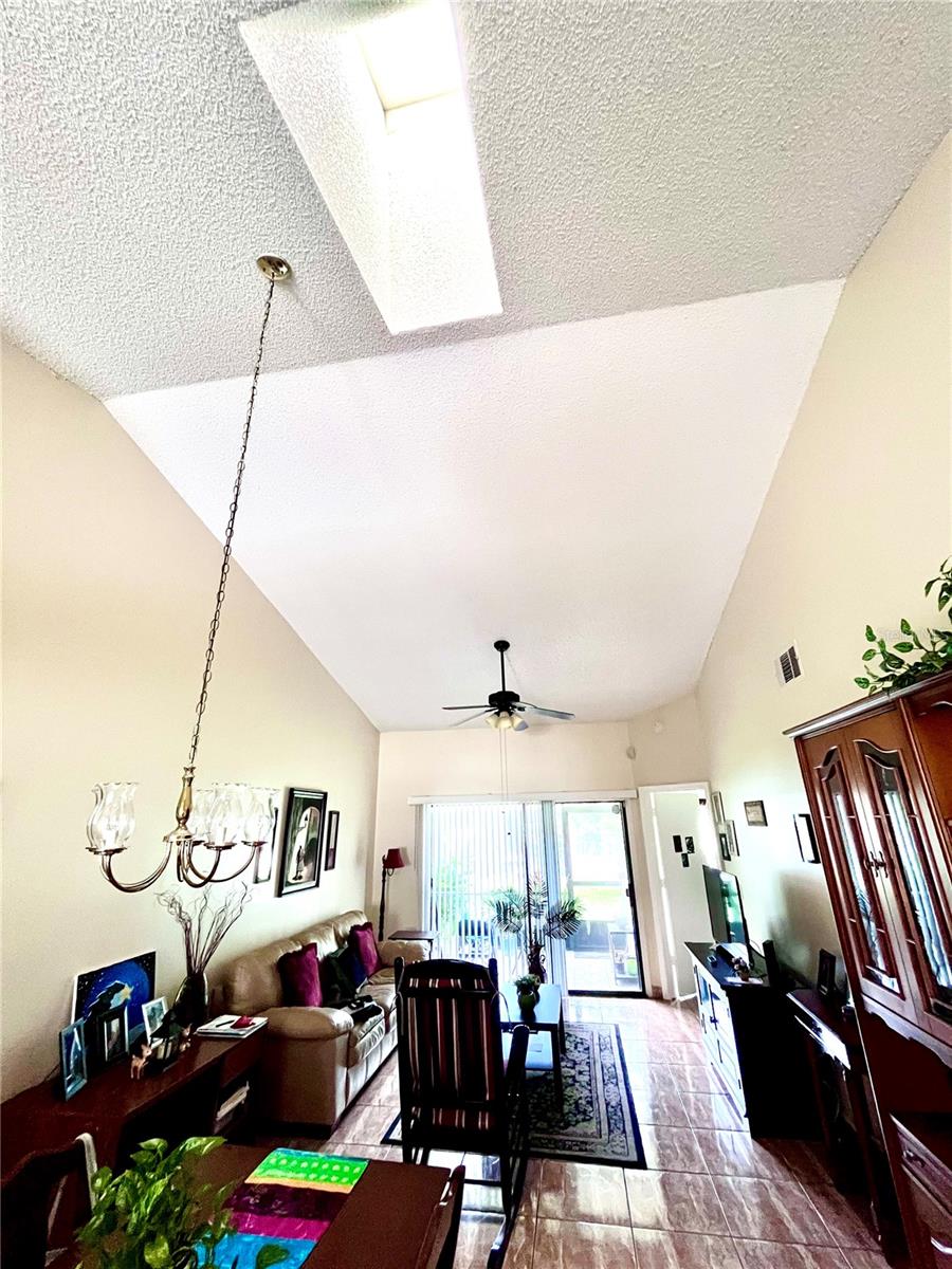 Image 21 of 43 For 29 Lakepointe Circle