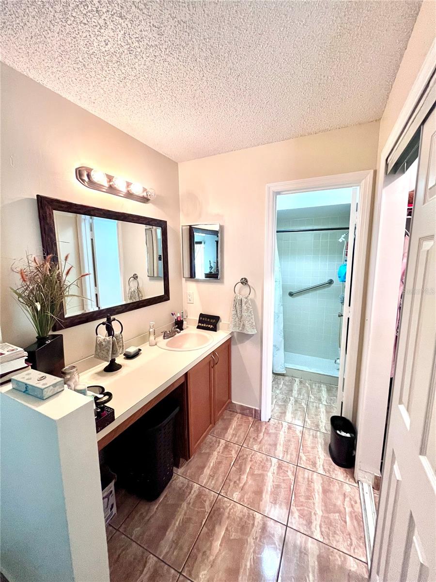 Image 27 of 43 For 29 Lakepointe Circle