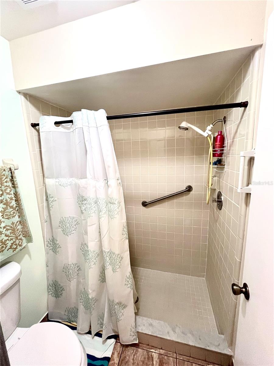 Image 28 of 43 For 29 Lakepointe Circle