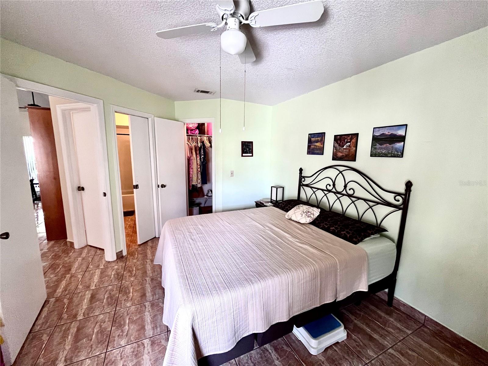 Image 33 of 43 For 29 Lakepointe Circle