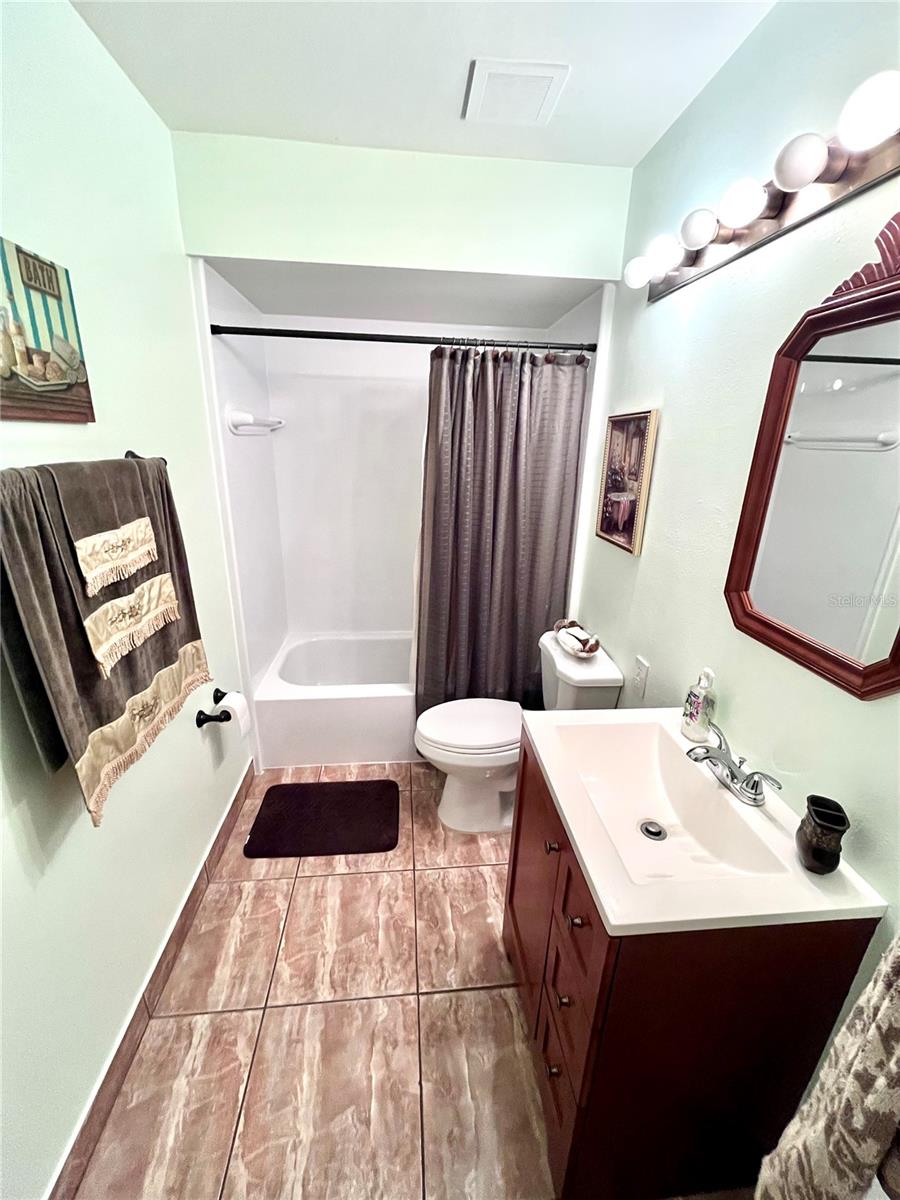 Image 34 of 43 For 29 Lakepointe Circle