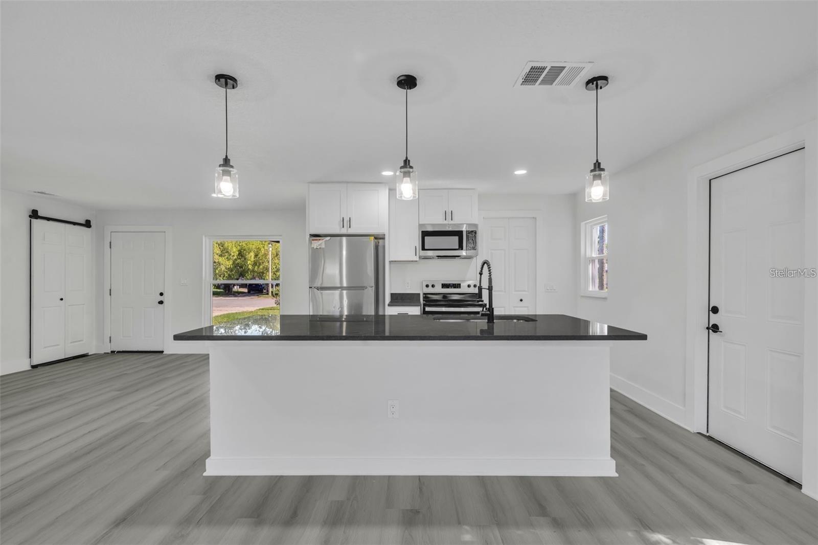 Image 3 of 9 For 920 Lockhart Street