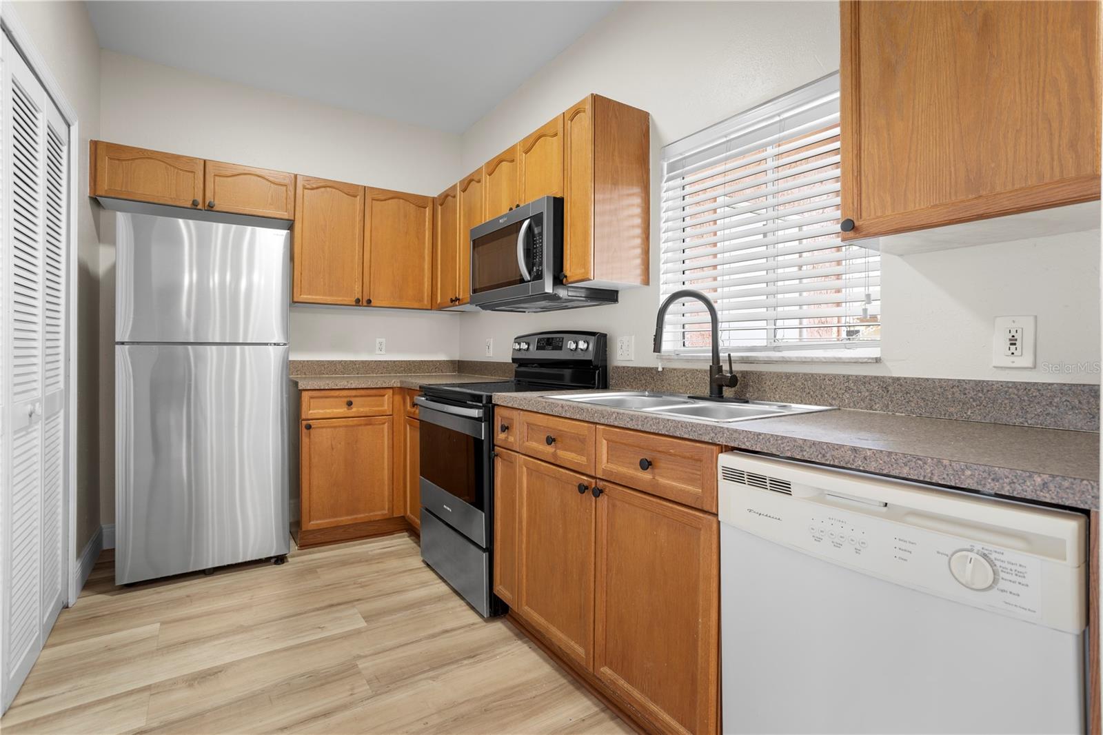 Image 11 of 28 For 832 Monopoly Court