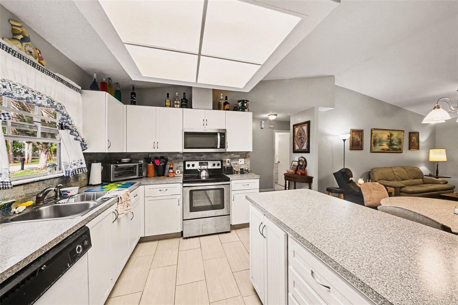 Image 8 of 21 For 1046 Charles Street