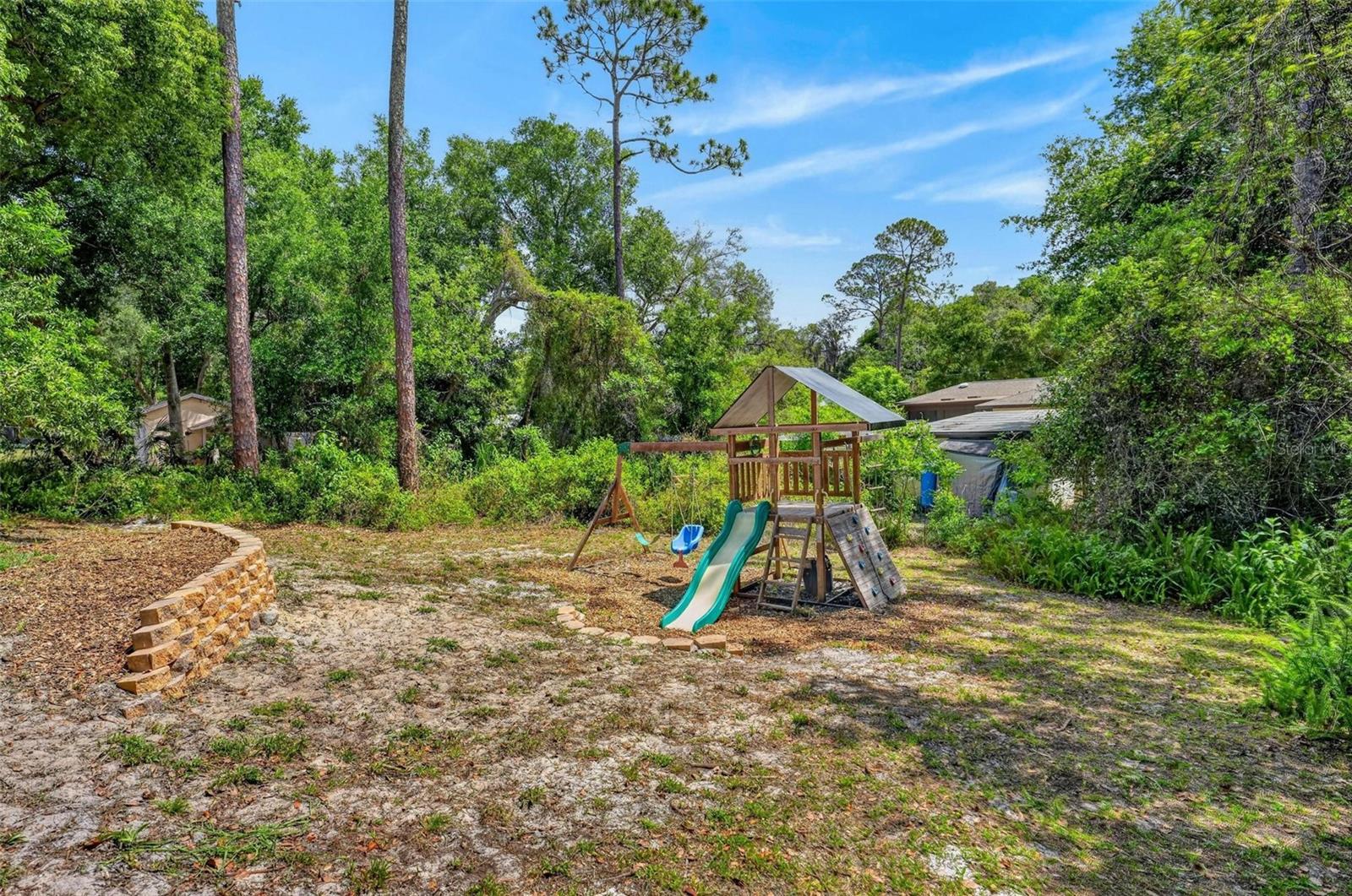 Image 4 of 80 For 213 Buena Vista Street