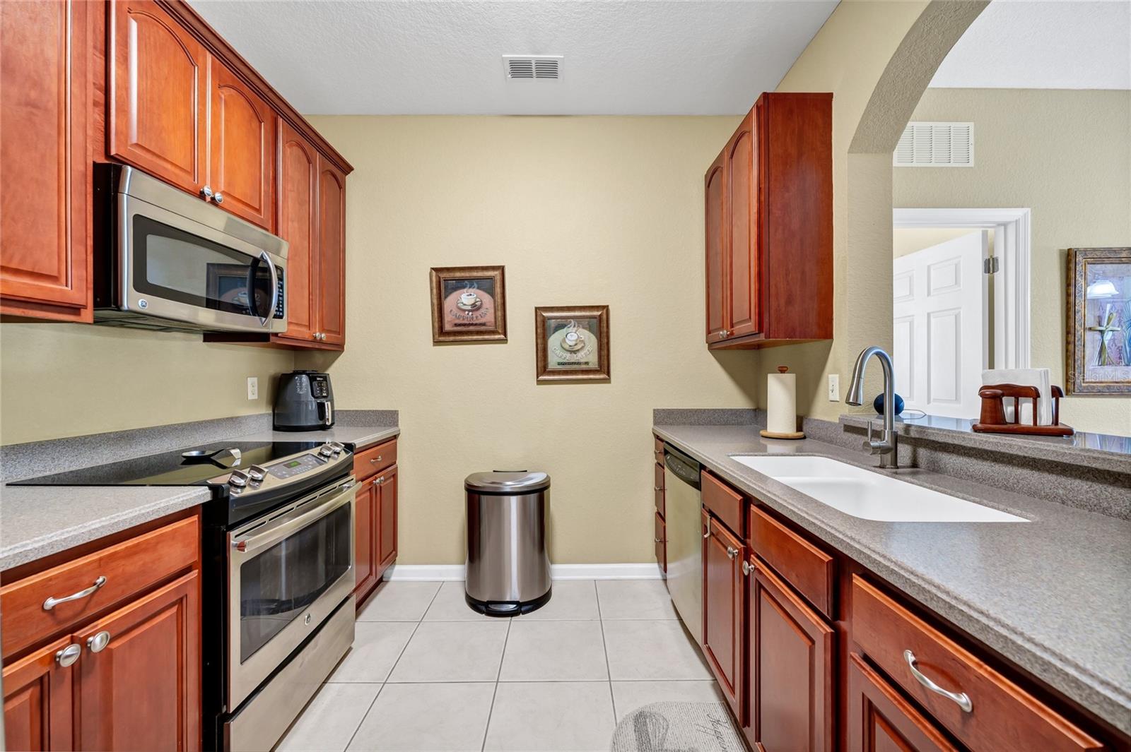 Image 6 of 45 For 4114 Breakview Dr Drive 10602