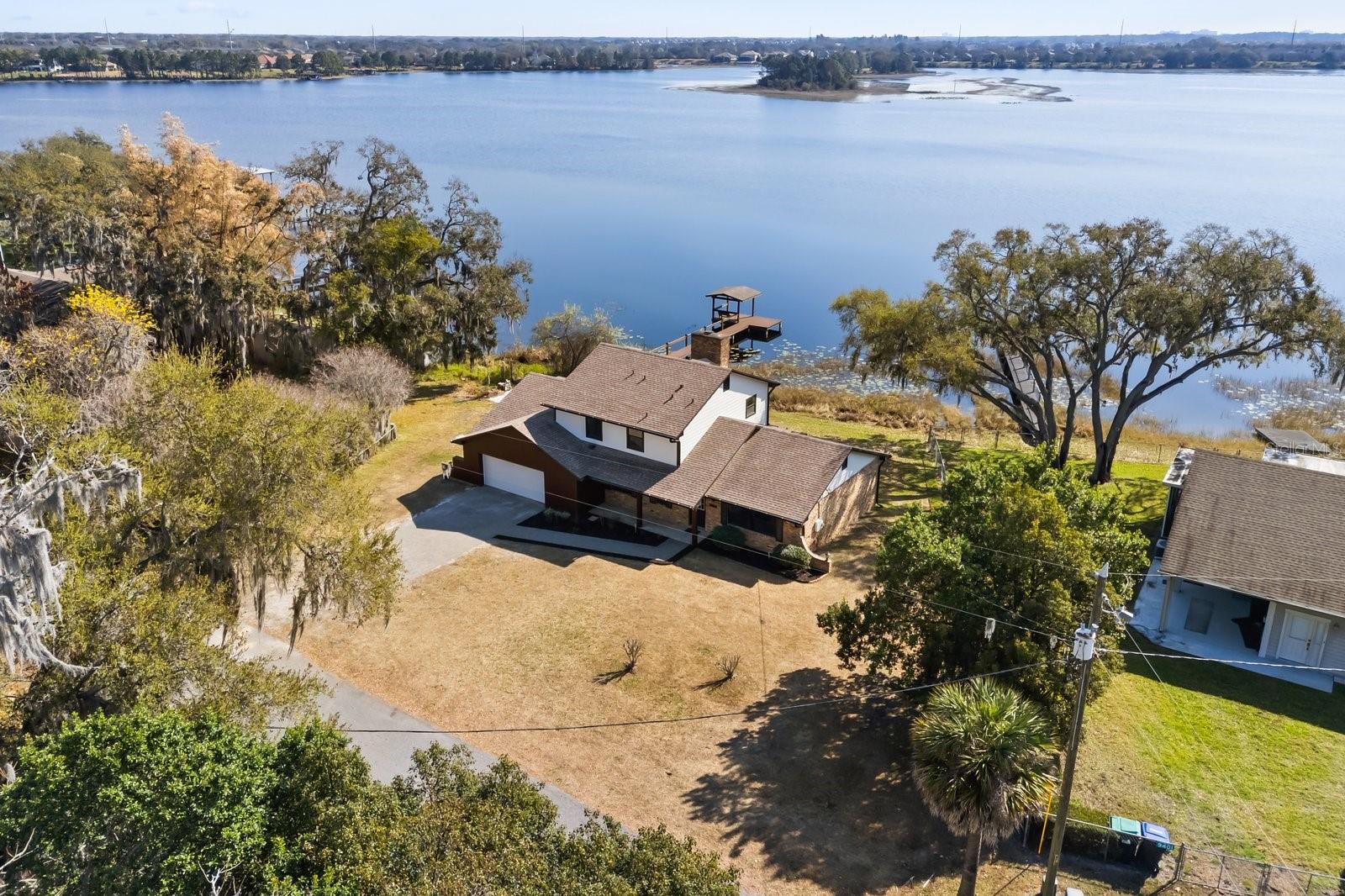 Listing photo id 5 for 9354 Lake Hickory Nut Drive