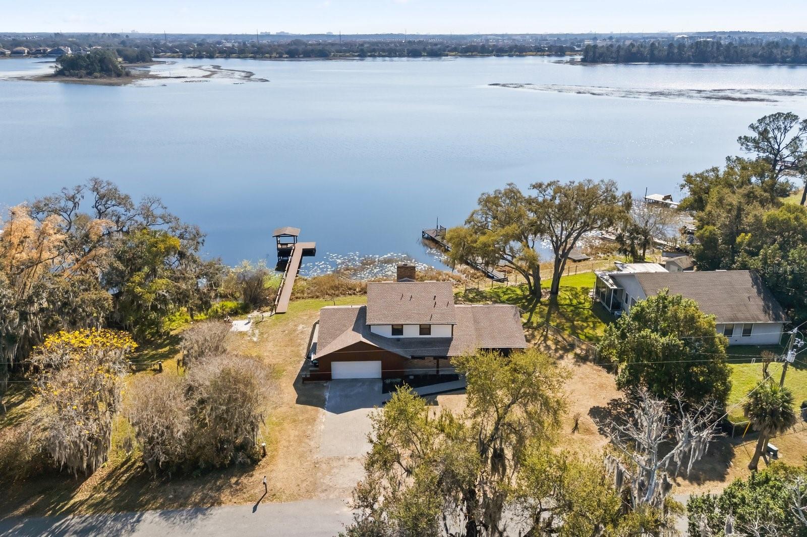 Listing photo id 7 for 9354 Lake Hickory Nut Drive