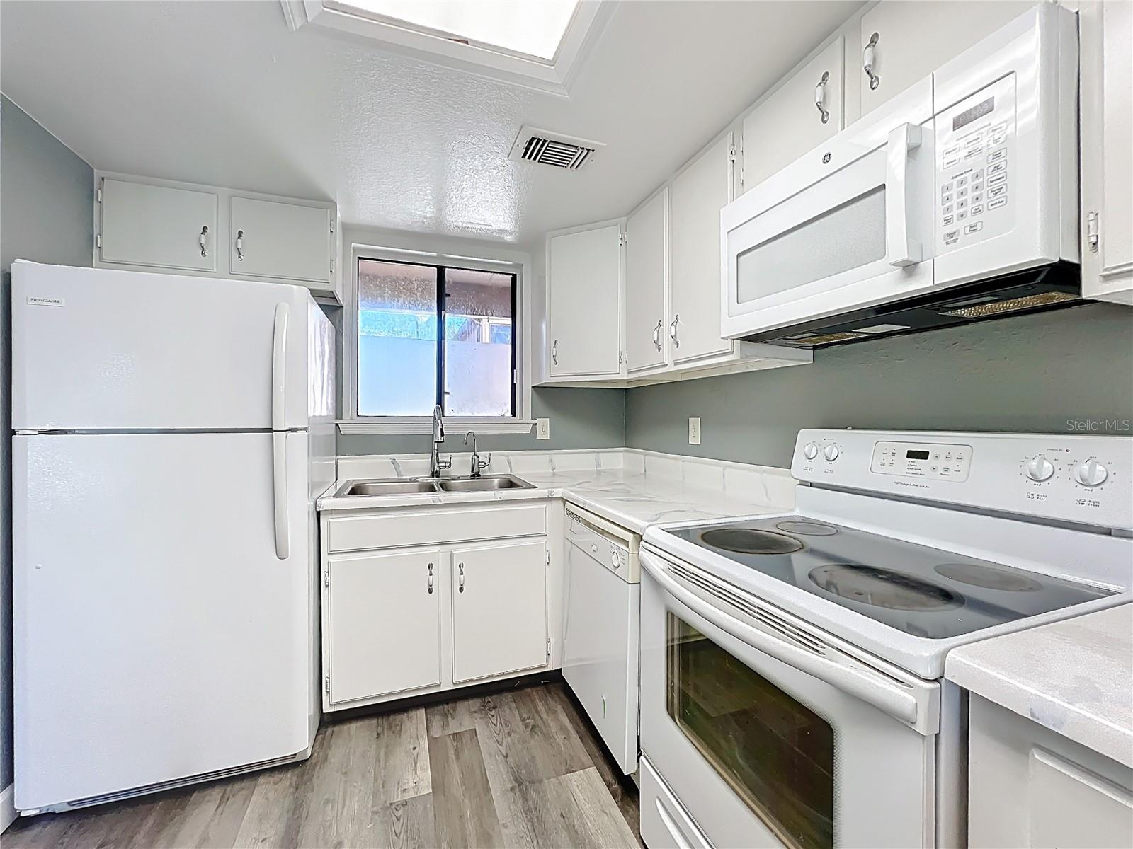 Image 7 of 42 For 639 Saint Johns Court 639