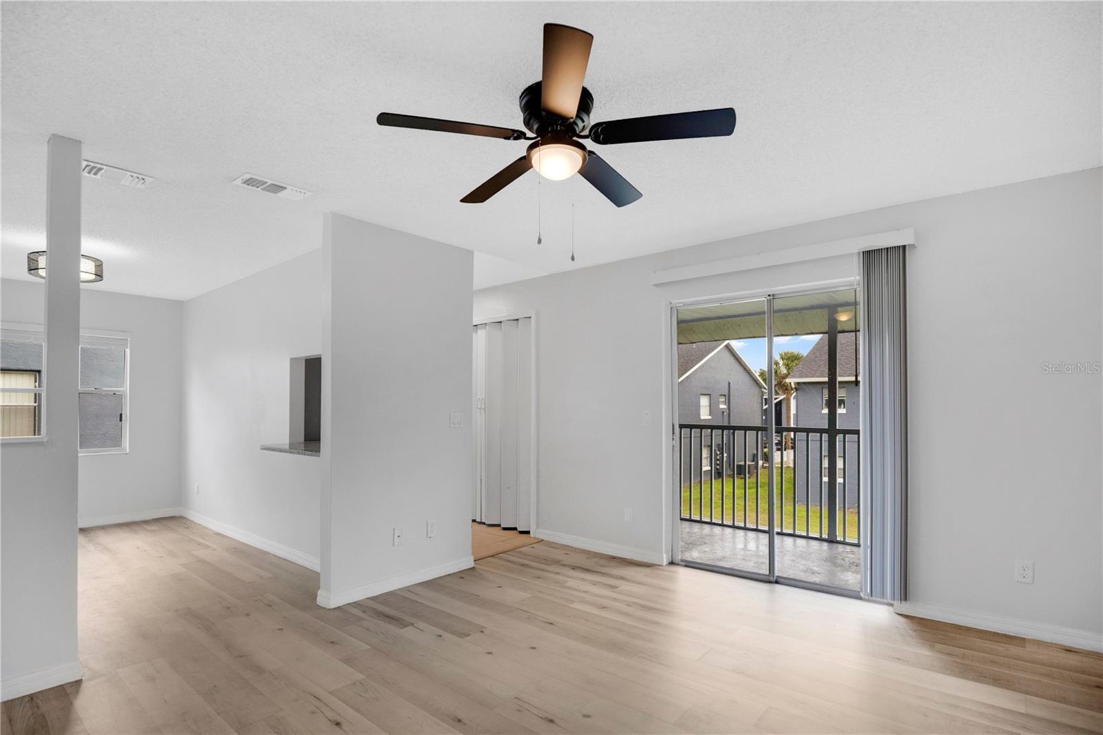 Listing photo id 2 for 4100 Pershing Pointe Place 3