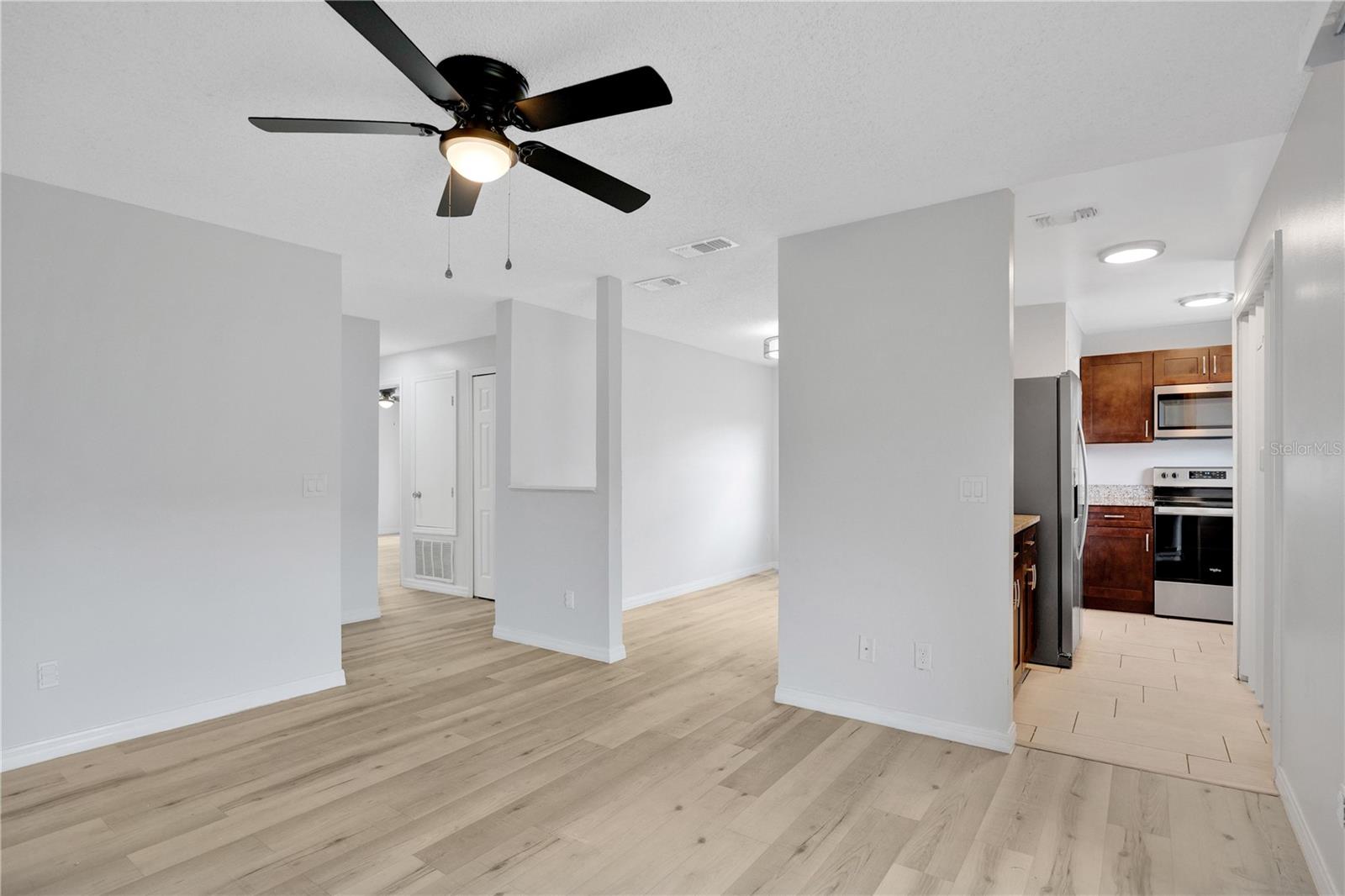 Listing photo id 3 for 4100 Pershing Pointe Place 3