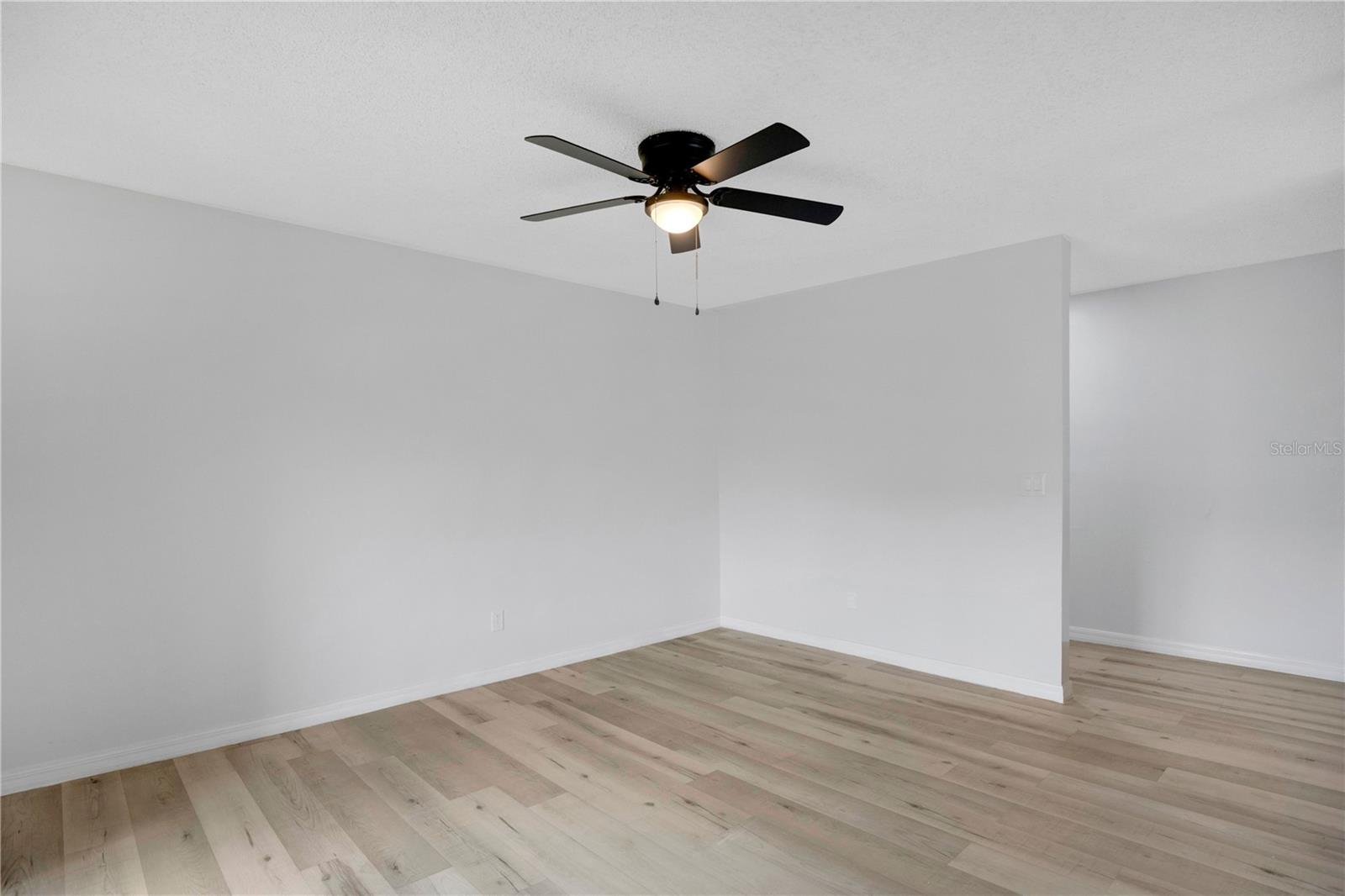 Listing photo id 6 for 4100 Pershing Pointe Place 3