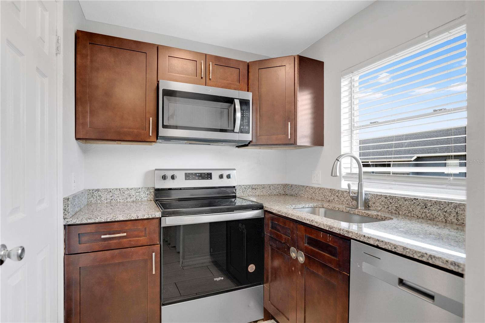 Listing photo id 7 for 4100 Pershing Pointe Place 3