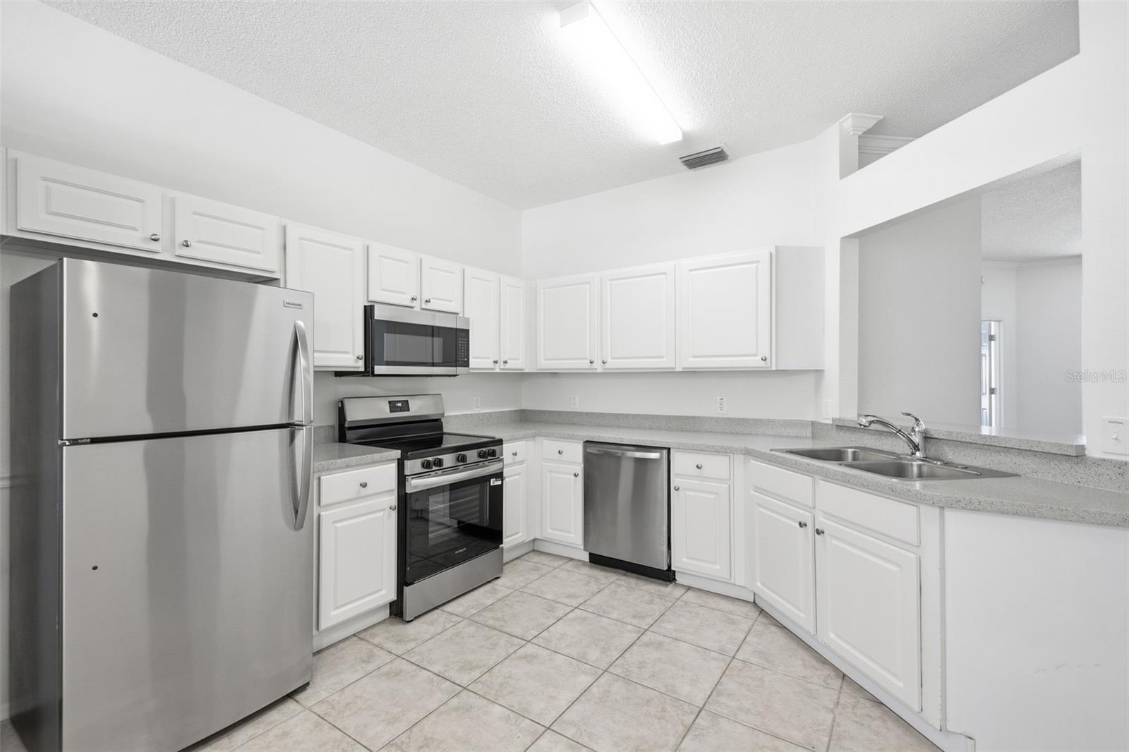 Image 19 of 46 For 823 Springwood Circle