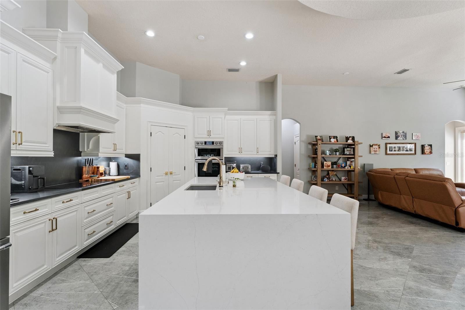 Listing photo id 14 for 773 Mills Estate Place