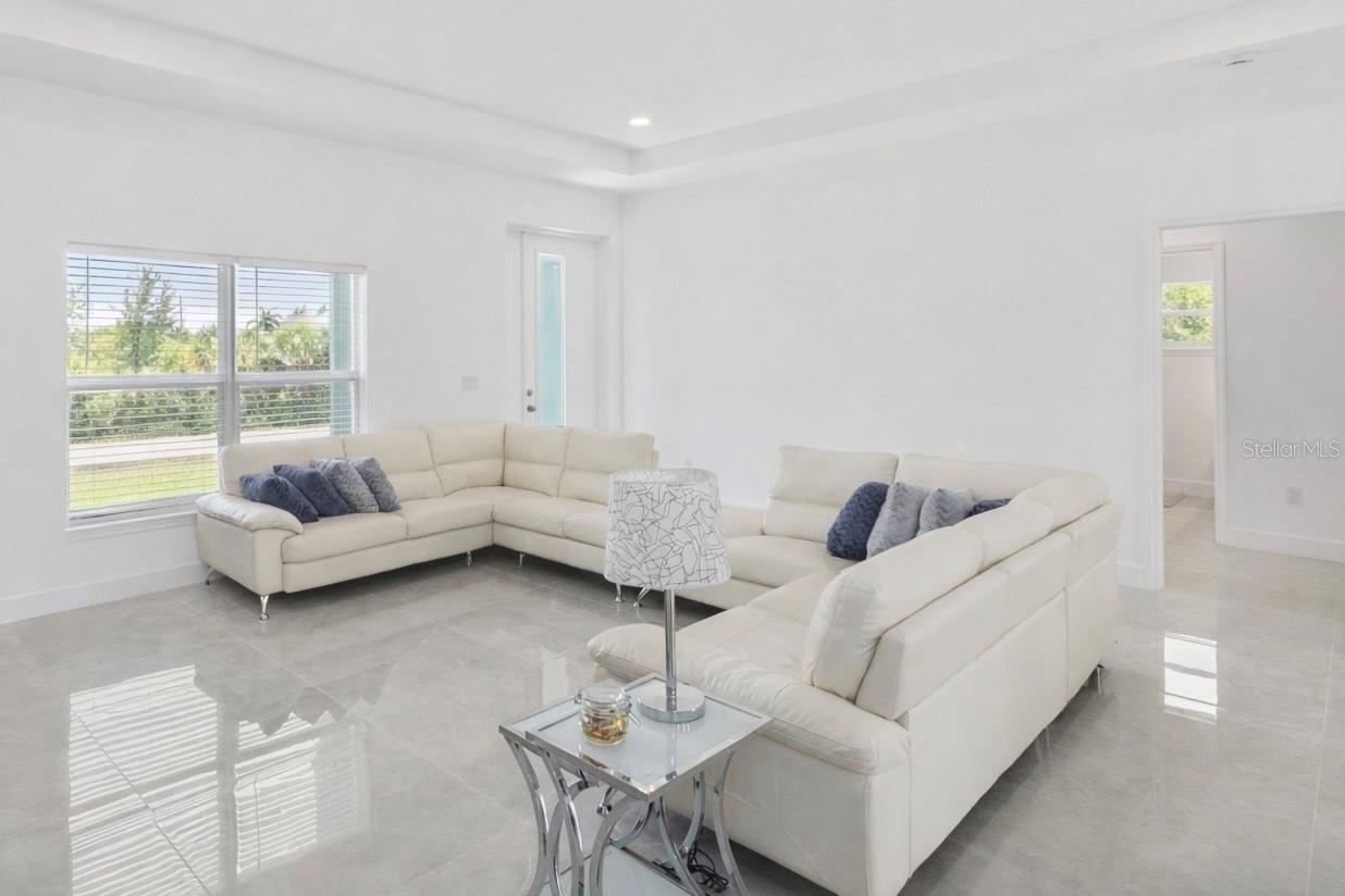 Image 3 of 40 For 15473 Lakeland Circle