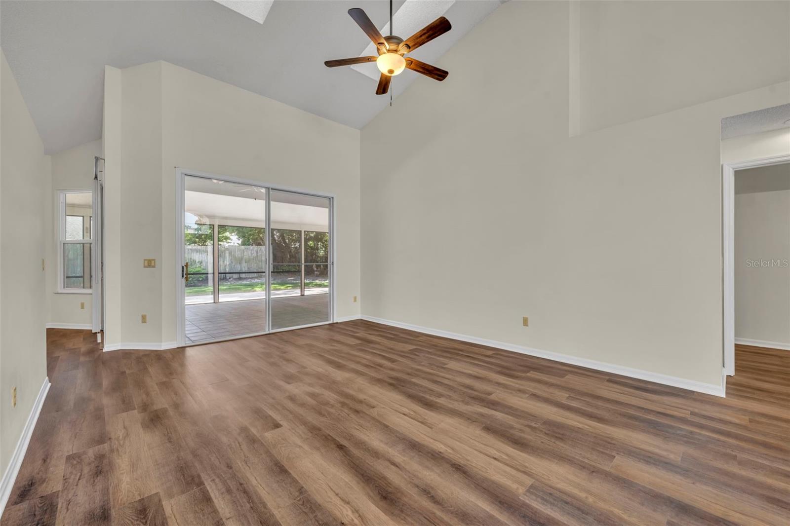 Image 10 of 33 For 653 Yorkshire Drive