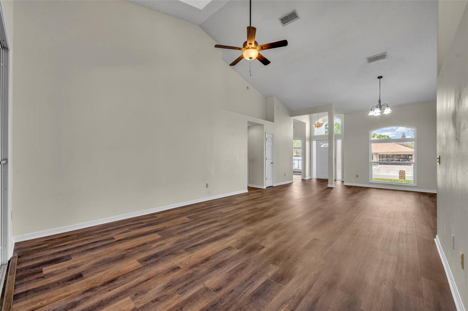 Image 11 of 33 For 653 Yorkshire Drive