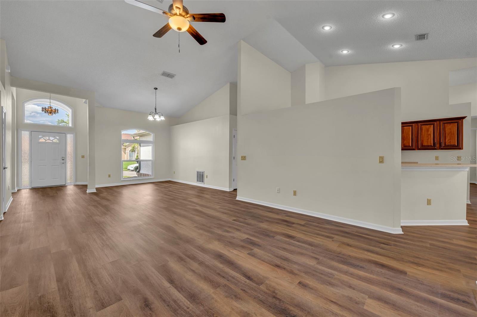 Image 12 of 33 For 653 Yorkshire Drive