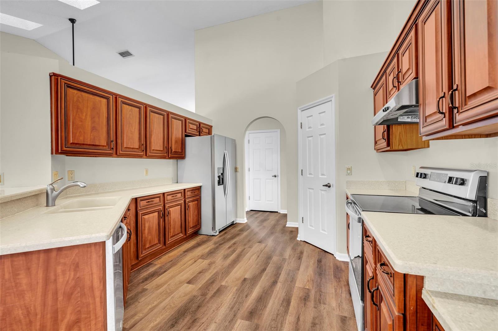 Image 14 of 33 For 653 Yorkshire Drive