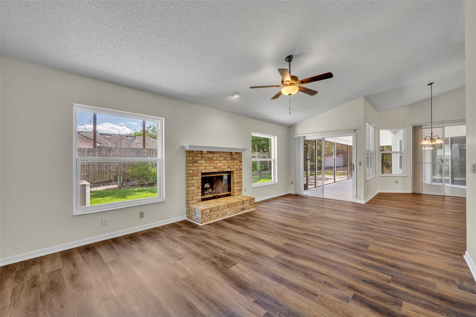 Image 15 of 33 For 653 Yorkshire Drive