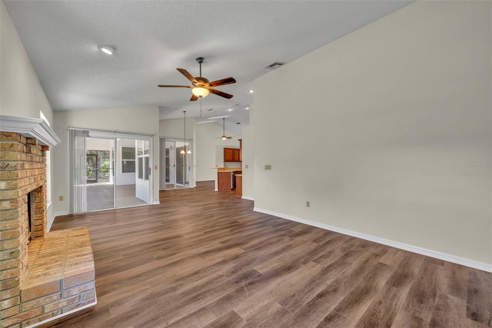 Image 16 of 33 For 653 Yorkshire Drive