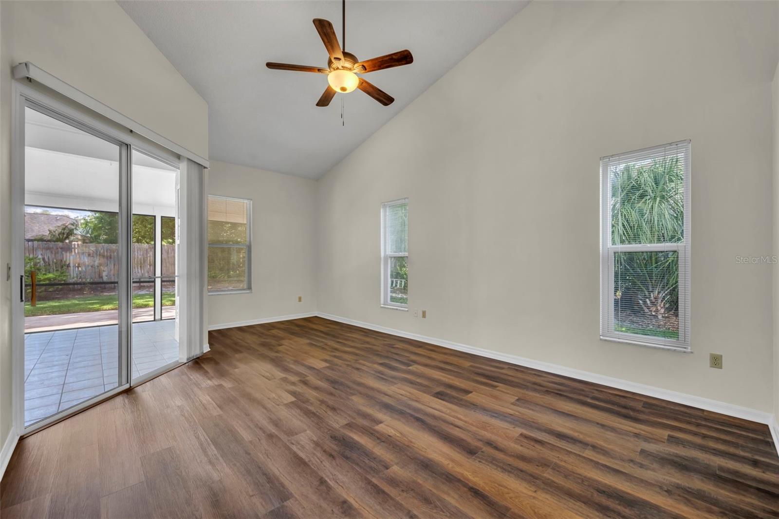 Image 17 of 33 For 653 Yorkshire Drive