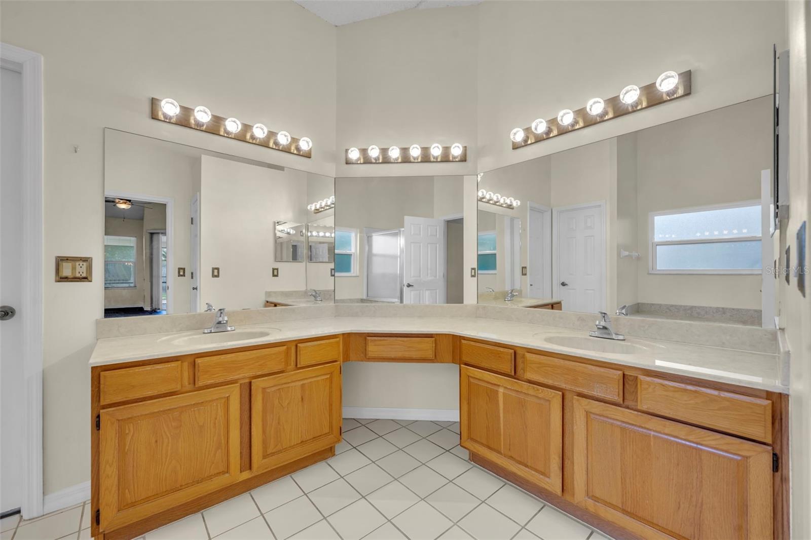 Image 20 of 33 For 653 Yorkshire Drive