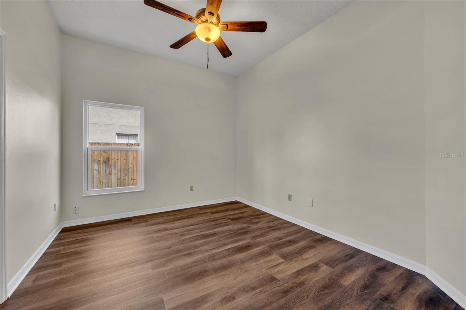 Image 23 of 33 For 653 Yorkshire Drive