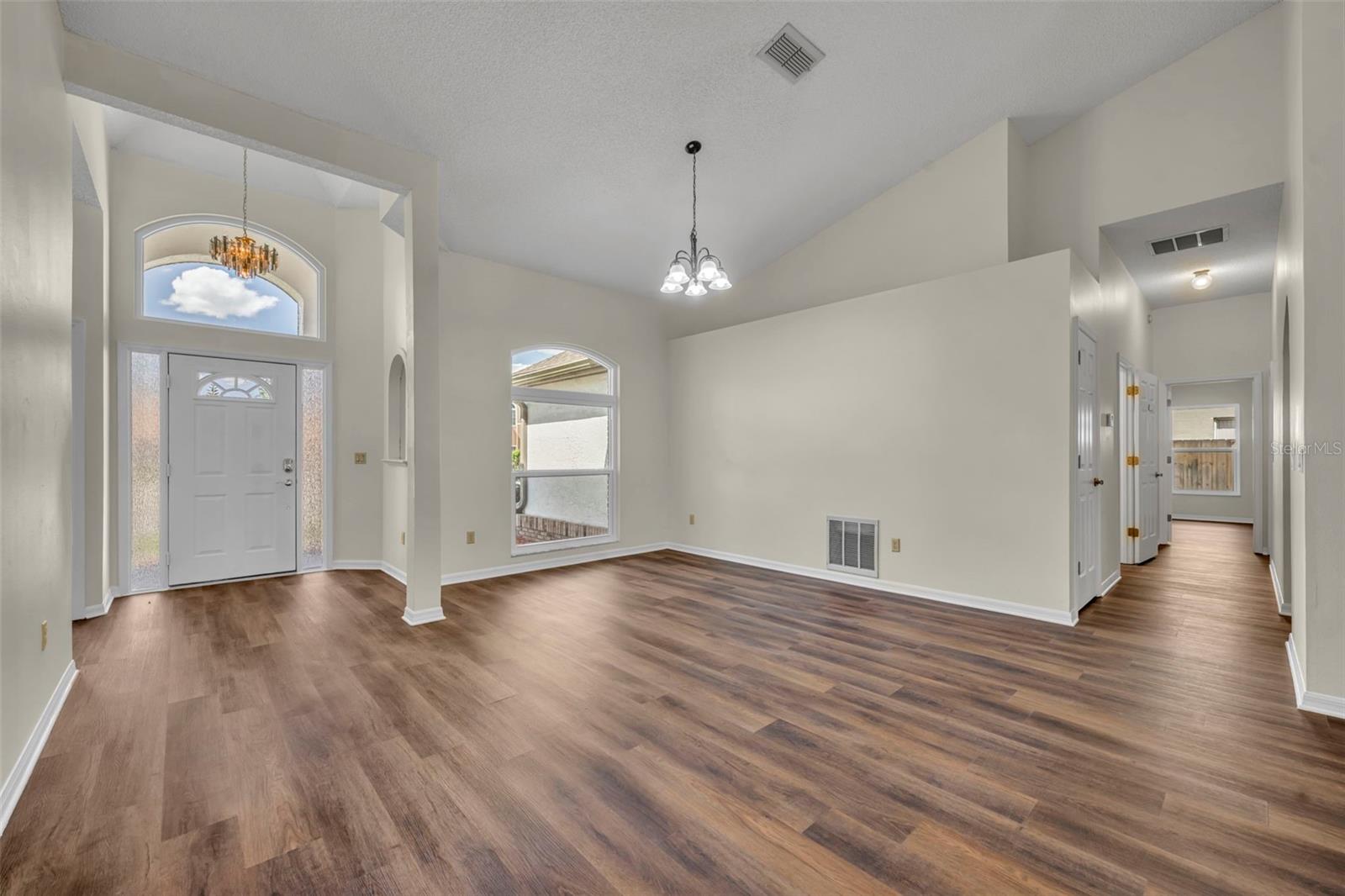 Image 7 of 33 For 653 Yorkshire Drive