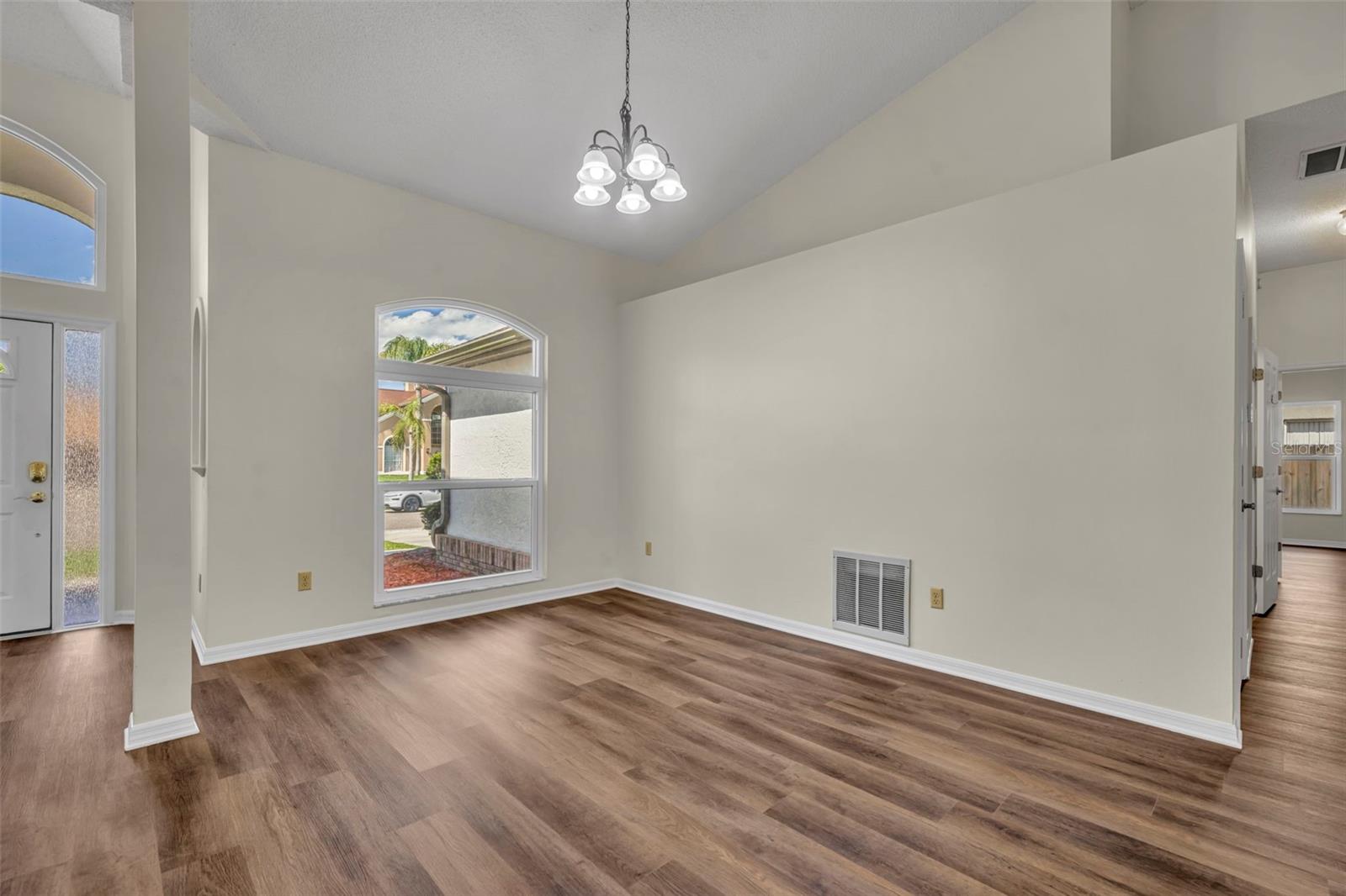 Image 8 of 33 For 653 Yorkshire Drive