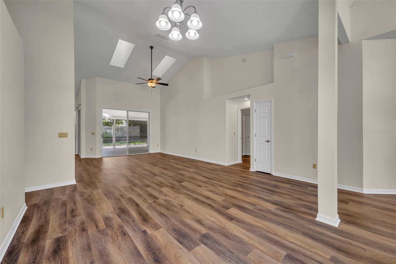 Image 9 of 33 For 653 Yorkshire Drive