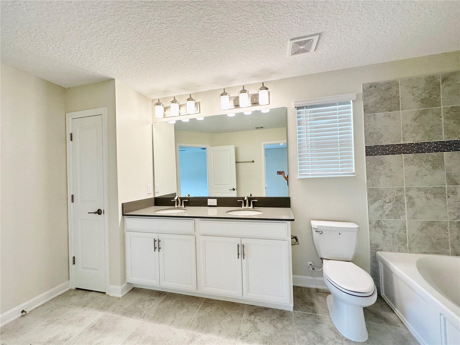 Image 22 of 40 For 11823 Charades Street