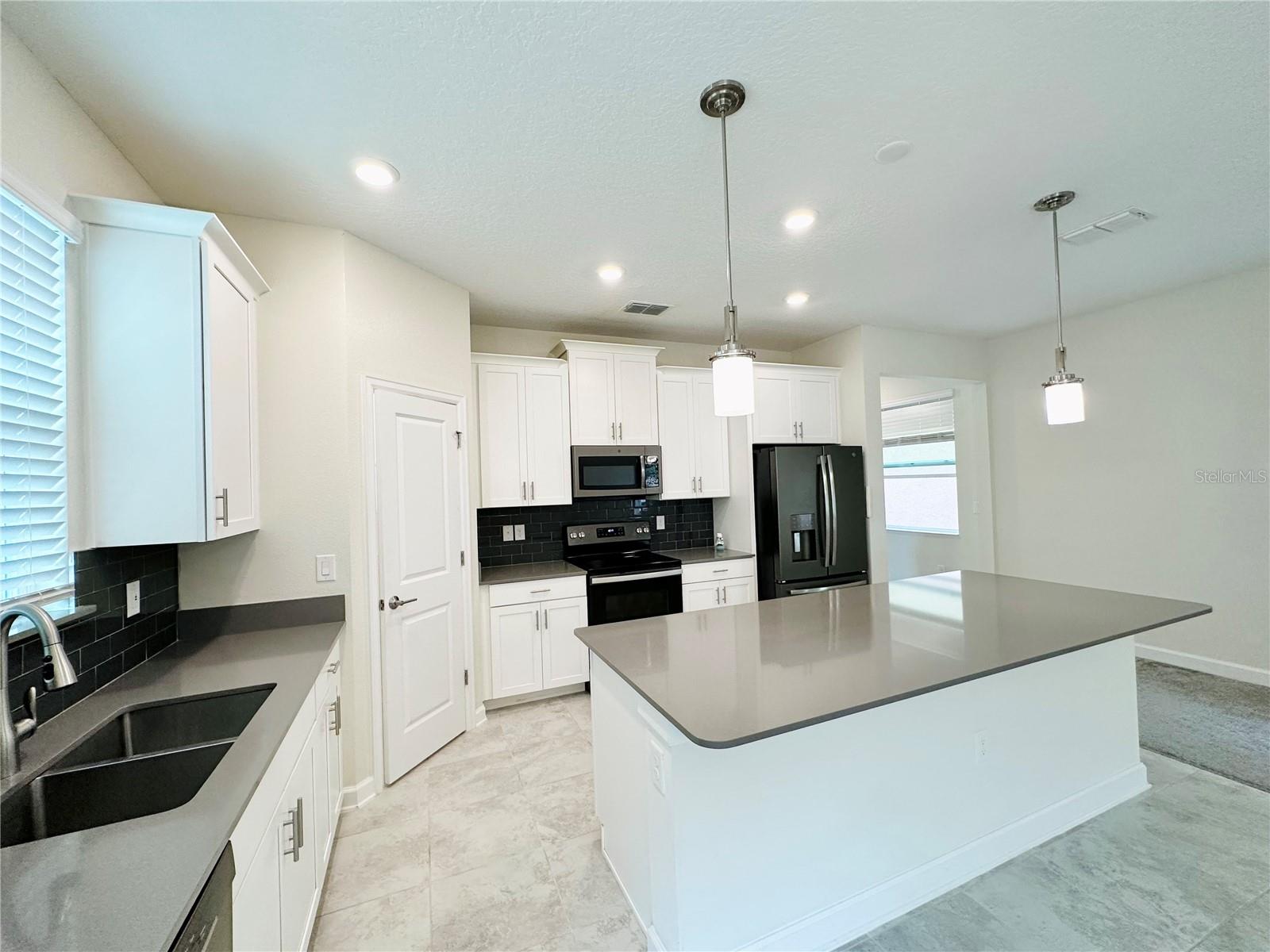 Image 6 of 40 For 11823 Charades Street