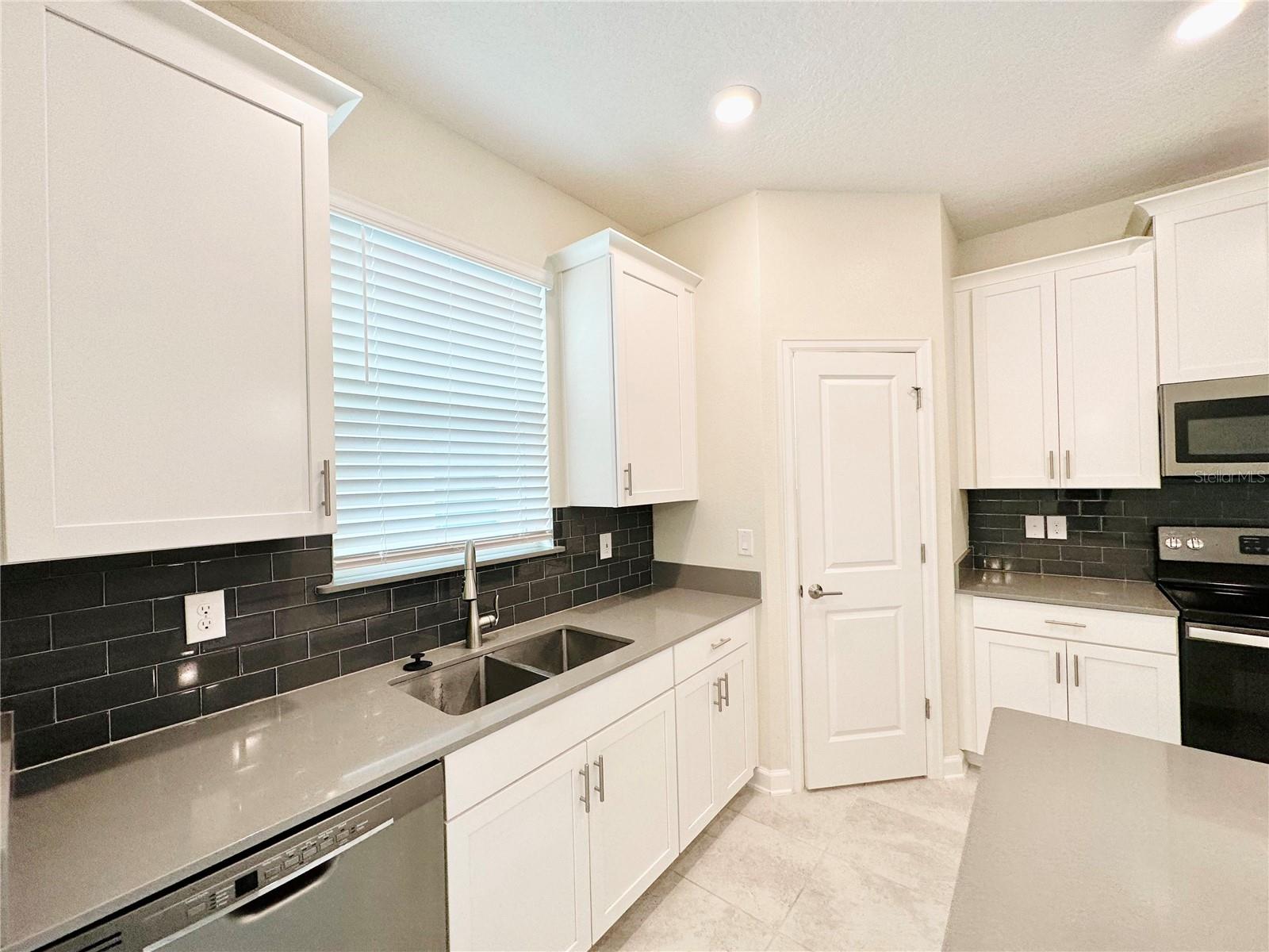 Image 7 of 40 For 11823 Charades Street