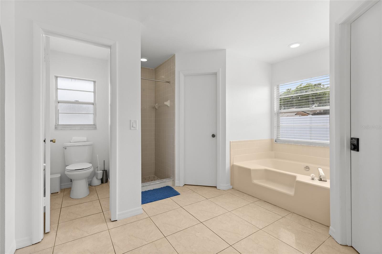 Listing photo id 11 for 1040 Hali Ridge Ct