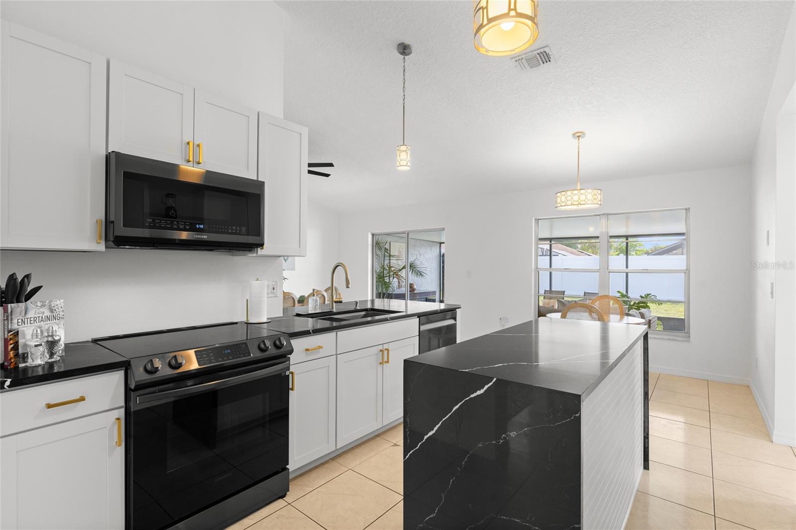 Listing photo id 1 for 1040 Hali Ridge Ct