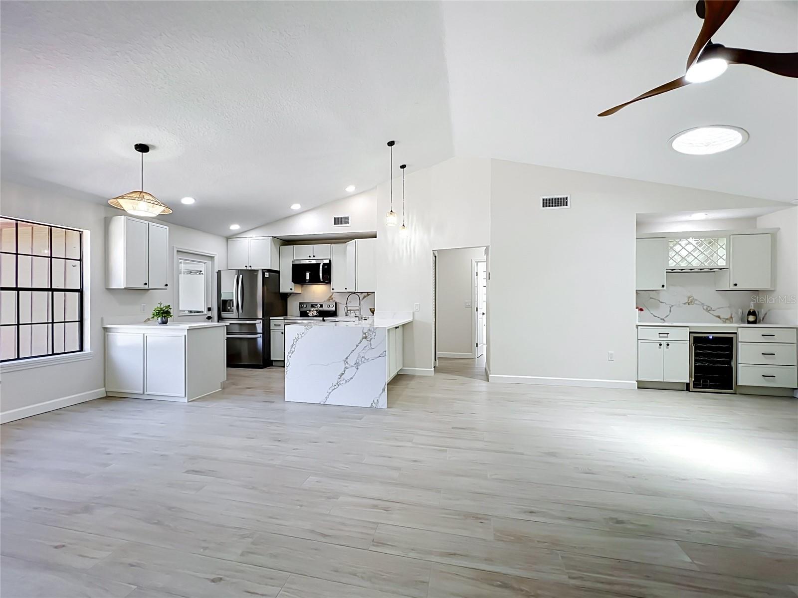 Listing photo id 13 for 1353 Nelson Court