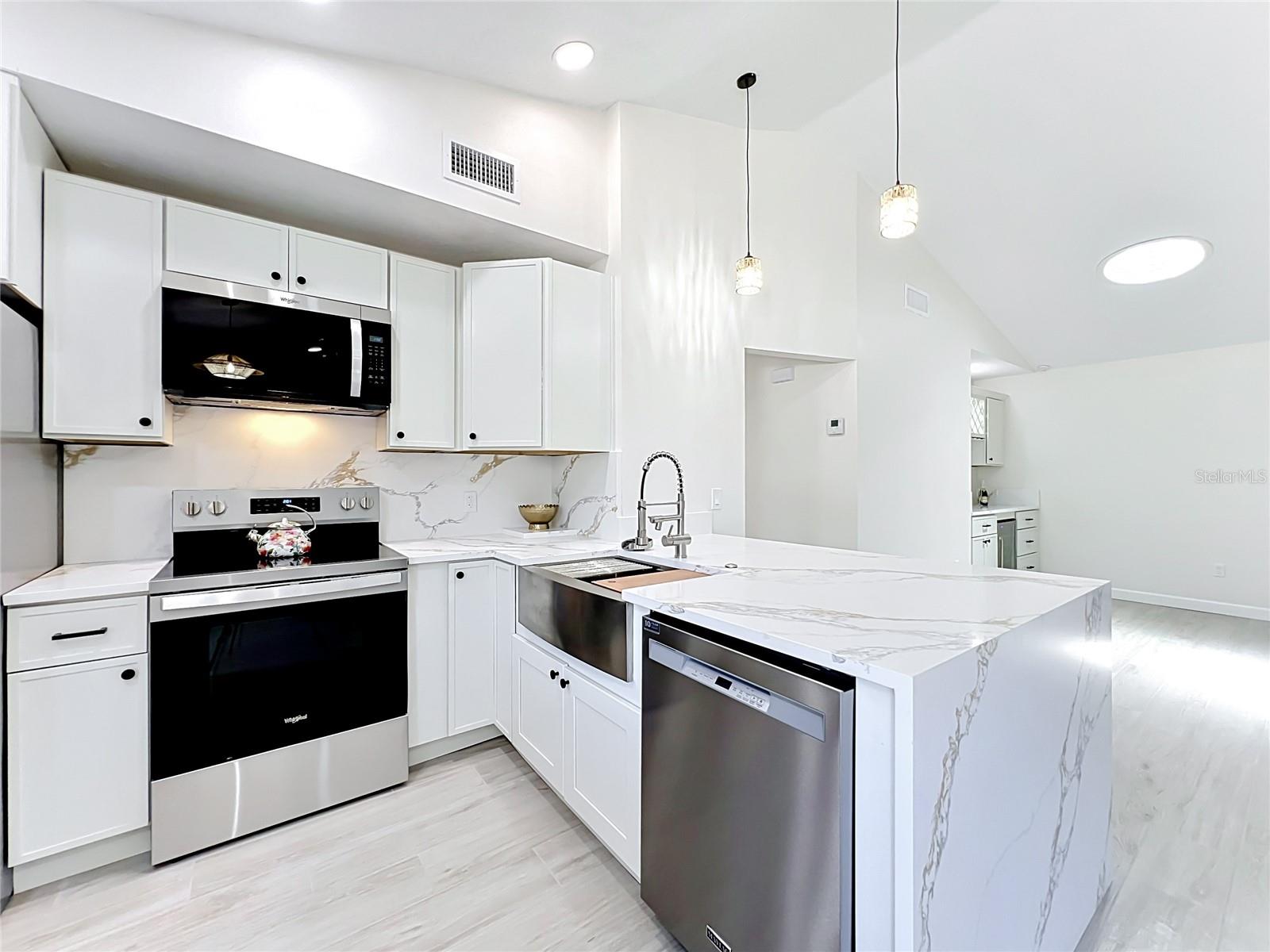 Listing photo id 0 for 1353 Nelson Court